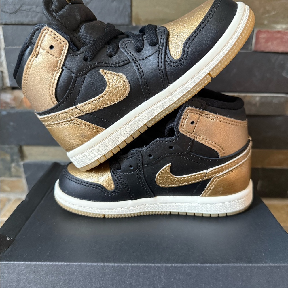 Jordan 1 Retro High OG Black Metallic Gold Size 8c FD1413 071 New FAST SHIPPING